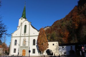 8. Pfarrkirche St. Karl Borromäus (Außen- und Innenansicht)