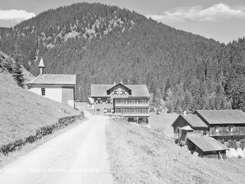 08. Bad Laterns image-3184