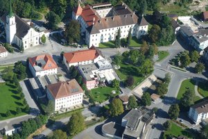 7. Historischer Stadtkern (Pfarrkirche St. Karl – Schulhäuser – Palast)