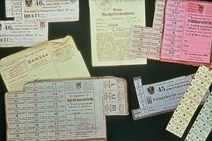 97. Lebensmittel- und Kleiderkarten