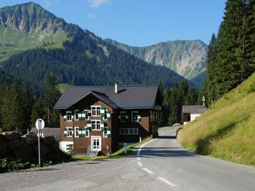 09. Bad Laterns image-3187