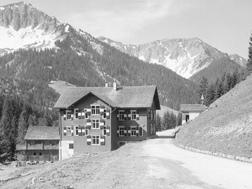 09. Bad Laterns image-3186